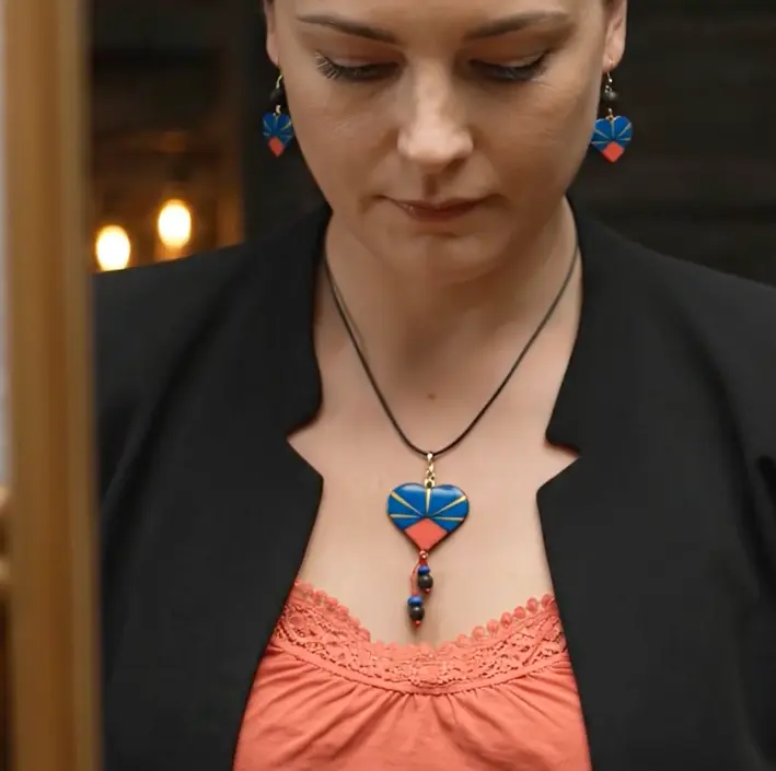 Collier Coeur Bourbon & Perles de Lave — Identité réunionnaise et finition volcanique